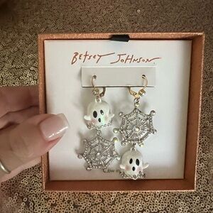 GLOW IN THE DARK! BETSEY JOHNSON NEW Mismatch Ghostie Dangle Earrings